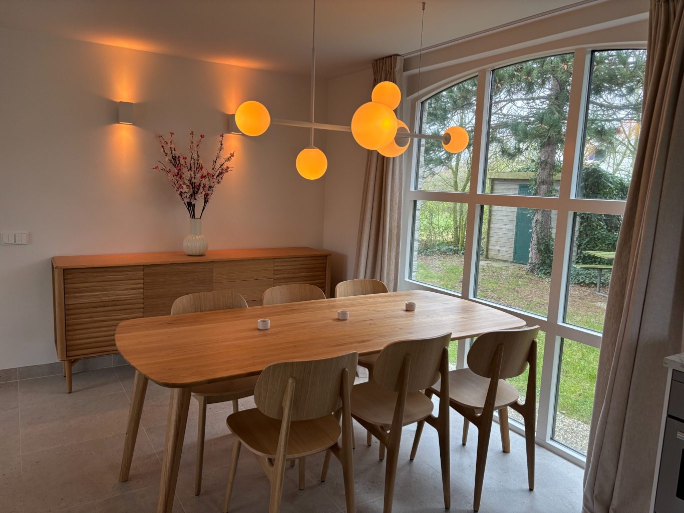 Sfeervolle eethoek met zicht op tuin vakantiehuis Texel bij De Krim