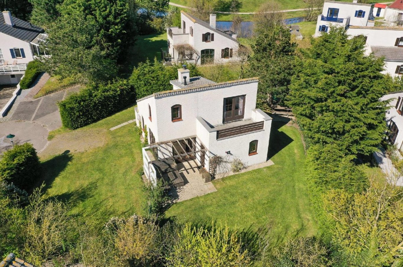 Bovenaanzicht vakantiehuis Texel bij de Krim, omringd door groen
