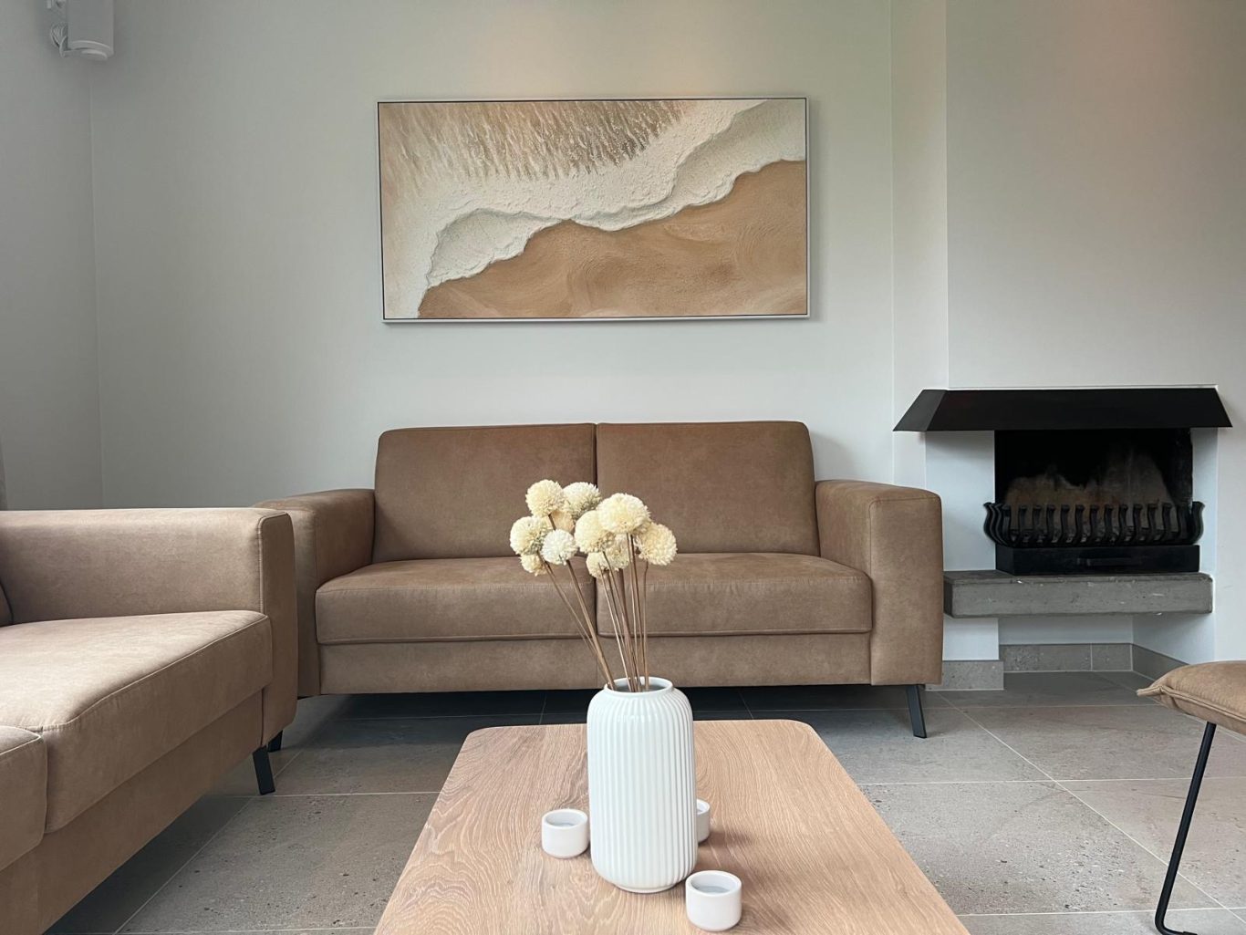 Woonkamer met haard vakantiehuis Texel bij De Krim