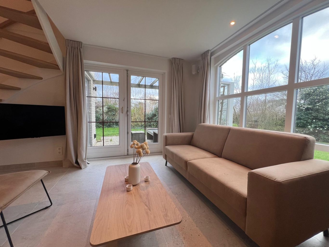 Lichte rustige woonkamer vakantiehuis Texel bij De Krim