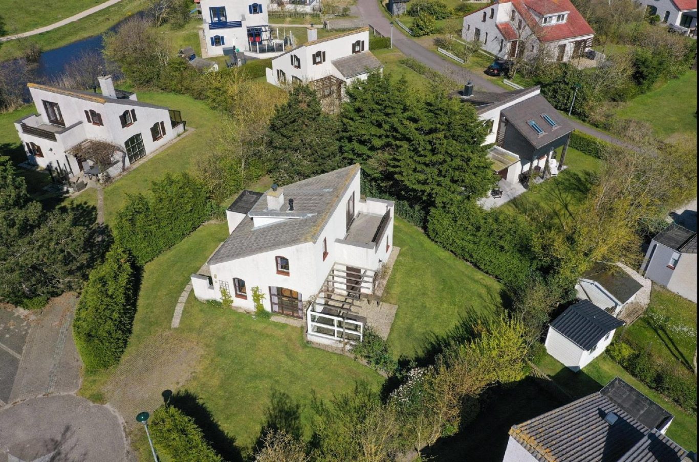 Bovenaanzicht vakantiehuis Texel bij de Krim, omringd door groen